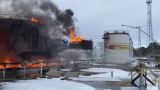 По горящей нефтебазе в Клинцах ударят пеной