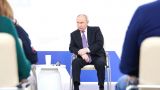 Путин: Хотел показать тем, кто предрекал России крах, известный жест, но тут девушки