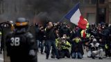 Полиция Парижа применила газ против участников протестных акций