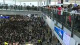 Протестующие заняли аэропорт Гонконга
