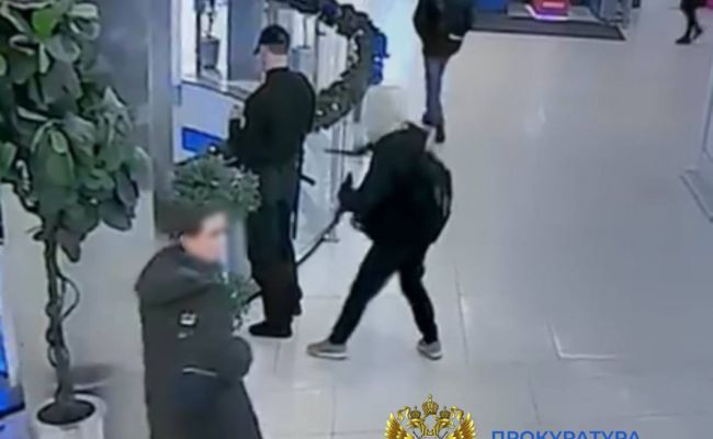 В Москве 16-летний уроженец Азербайджана ударил охранника ножом за замечание