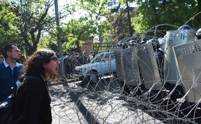 Революция в Ереване: протестующие блокируют строение руководства, начались стычки с полицией