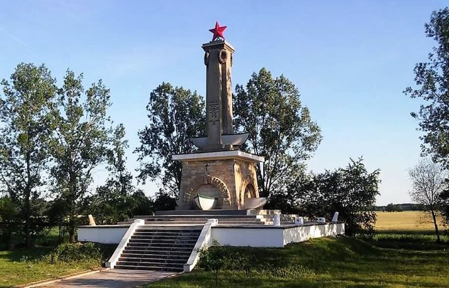 Монумент в Миколине во всём величии. Фото А. Выползова / eadaily.com