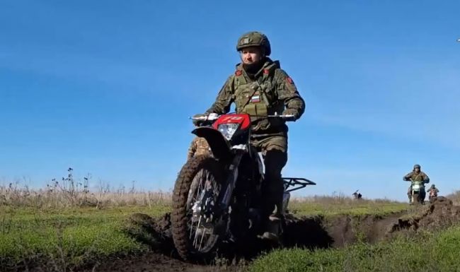 Минобороны: Штурмовики группы «Днепр» совершенствуются в управлении мотоциклами