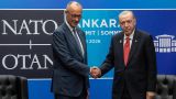 С одним патроном? Эрдоган подарил участникам саммита НАТО по револьверу