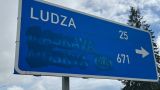 Не в службу: В Латвии закрасили дорожные указатели на Москву