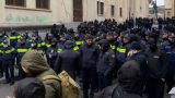 Здание парламента Грузии окружают протестующие и полиция