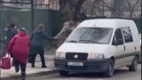 Во Львове «могилизаторы» скрутили мужчину на остановке, отбить его не удалось — видео