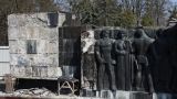 Во Львове начался демонтаж барельефов Монумента славы Советской армии