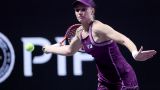 Теннисистка Рыбакина отказалась фотографироваться с главой WTA