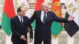 Лукашенко передал президенту Египта гостинцы на обратную дорогу