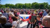 Отступили: в Берлине суд все же запретил российские флаги и символику 9 Мая
