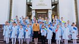 В Кишиневе детский хор спел для Санду «Червону калину» с перевернутыми флажками