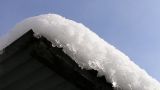 В Новосибирской области упавшая с крыши снежная глыба убила человека