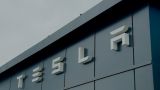 Компания Tesla находится под угрозой в США, но выходит на новый масштабный рынок