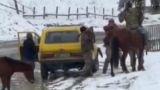 На Западе Украины мужчина кинулся с топором на сотрудников военкомата — видео