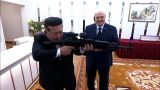 Лукашенко подарил Ким Чен Ыну автомат: «На всякий случай, если враги появятся»