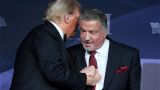 Трамп наградил престижной премией звезду культовых боевиков и хард-рок группу