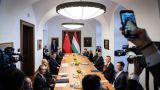 Орбан и Си сели за стол переговоров в Будапеште