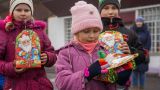 Новогодние подарки для детей из прифронтовой Горловки: репортаж EADaily