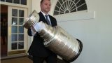 «Испей тоски из Кубка моего»: главный трофей НХЛ не отпустят в Россию