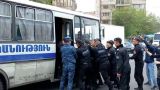 Мест не хватает: в Ереване идут массовые задержания активистов
