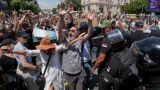 Вучич: Протестующие разрушили офис правящей партии Сербии в Нови-Саде