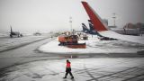 Ирония непогоды: московские аэропорты задерживают и отменяют сотни рейсов