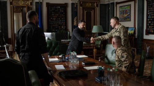 Обратите внимание на фото: Железняк показал нового главкома ВСУ?