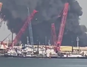 Мощный пожар бушует на базе ВМС США в Бахрейне после иранского удара