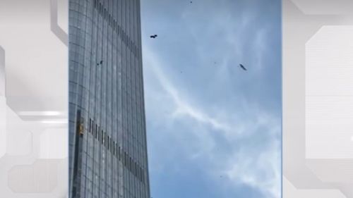 Самолет врезался в небоскреб в Пекине и рассыпался — видео