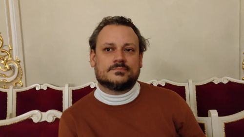 Nothing more than shit: the boorish speech of the conductor in front of the orchestra got into the broadcast