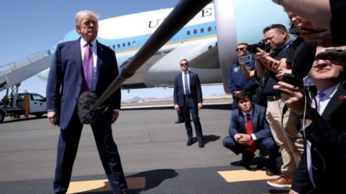 Докатился до эксгибиционизма: Трамп повесил фото с «вылезающим» из ширинки микрофоном