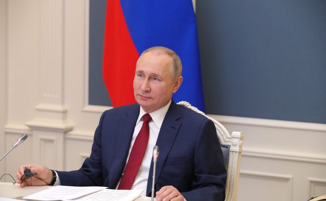 Путин во весь рост на зеленом фоне