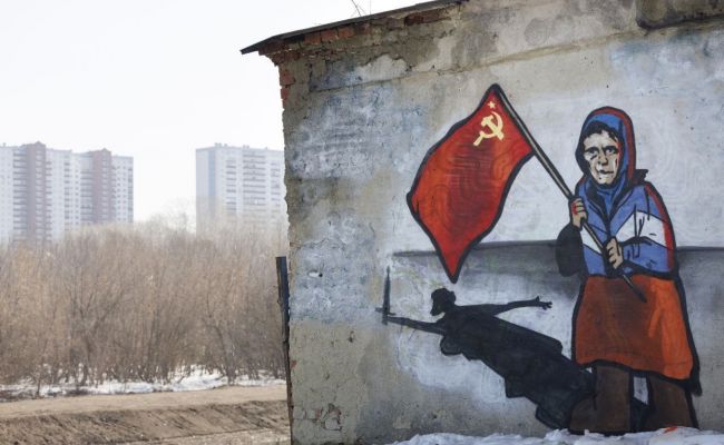 Бабушка с Донбасса с красным флагом становится символом борьбы с нацизмом