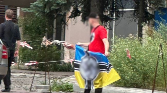 Два иностранца прошлись по улицам Киева с нацистской символикой