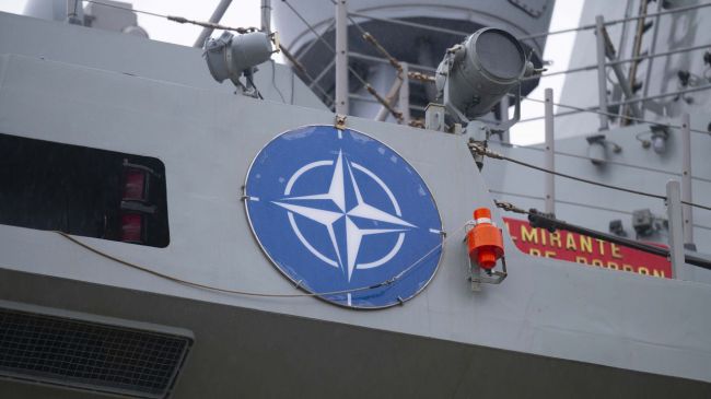 Натовский корабль проводит некий эксперимент в Балтийском море