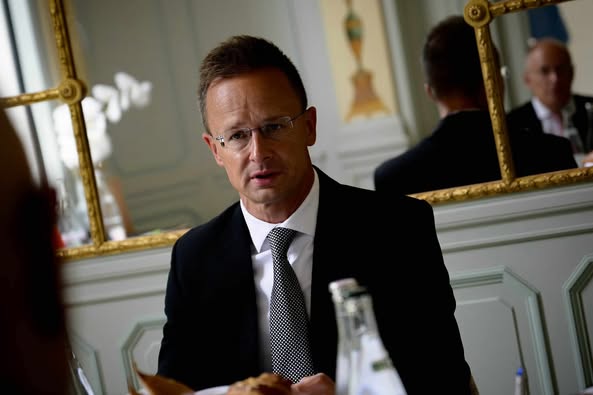 Глава МИД Венгрии поиронизировал над ЕС из-за российских нефти и газа