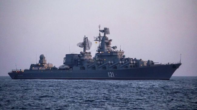 Минобороны: Пожар на крейсере «Москва» потушен, экипаж эвакуирован на соседние суда