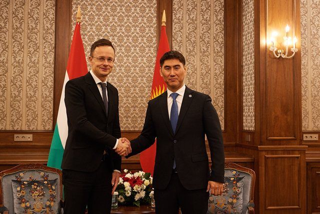 Министр иностранных дел и внешней торговли Венгрии Петер Сийярто с министром иностранных дел Киргизии Чингизом Айдарбековым. Источник: MTI