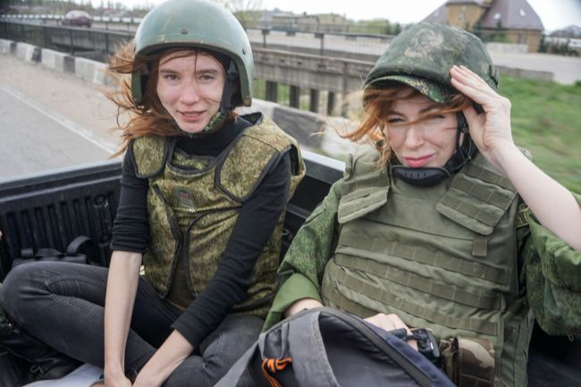 Катерина Катина и Кристина Мельникова по дороге на фронт в районе Крутой Балки ©EADaily